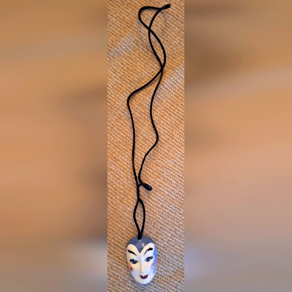 VINTAGE PAINETED FACE NECKLACE. NEW - Picture 4 of 6
